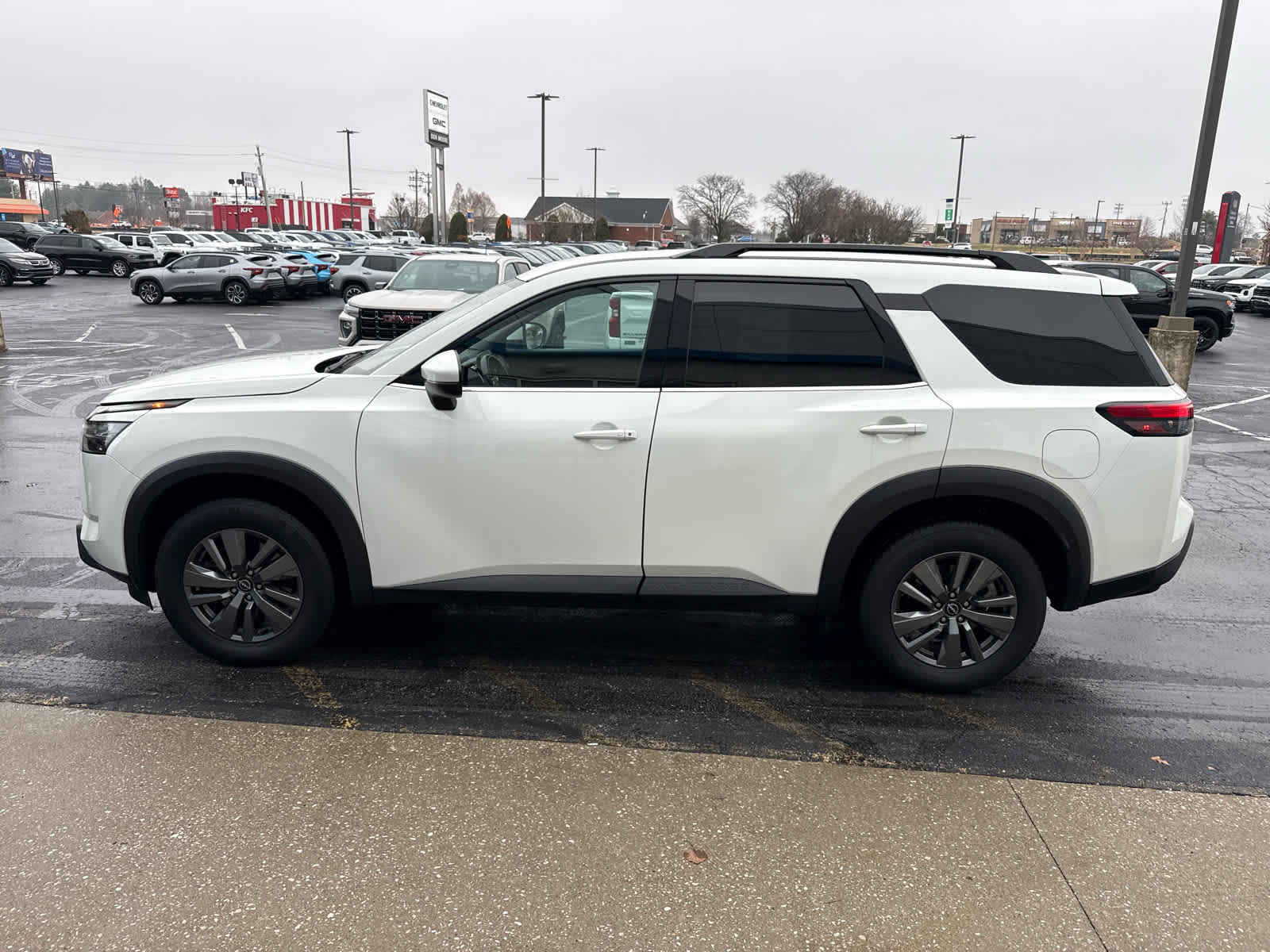 2025 Nissan Pathfinder SV