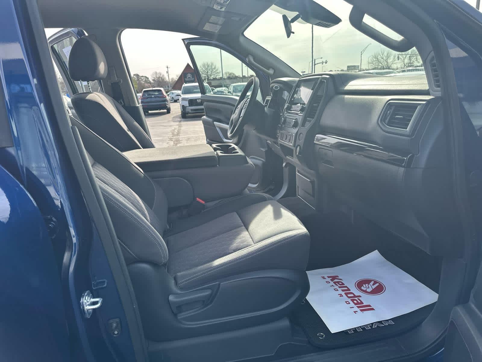 2023 Nissan TITAN SV