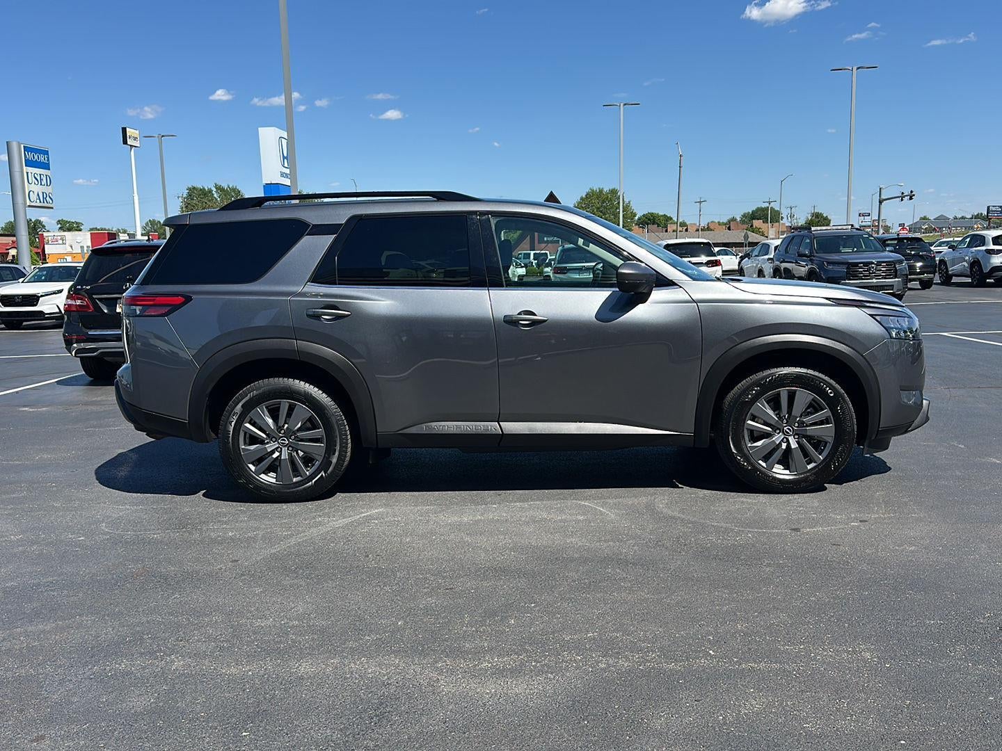 2024 Nissan Pathfinder SV