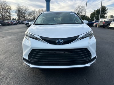 2024 Toyota Sienna LE